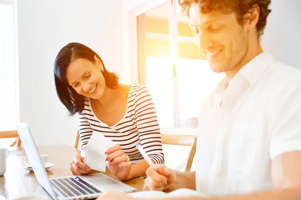 Gelukkige moderne paar bezig met laptop thuis — Stockfoto