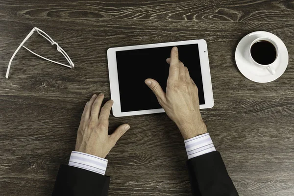 Tabletă PC cu ecran gol în mâini — Fotografie, imagine de stoc
