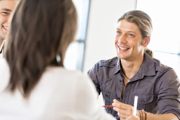 Hombre joven en informal en la oficina — Foto de Stock