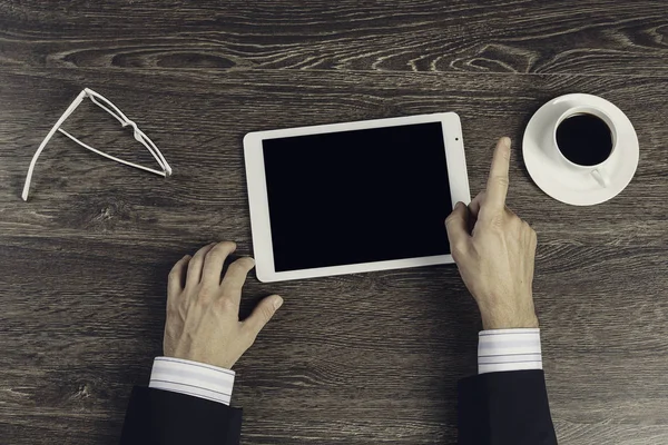 Tablet pc com tela em branco nas mãos — Fotografia de Stock