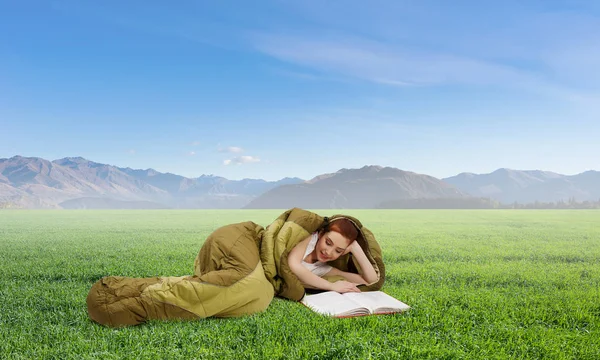 Turista menina tendo descanso. Meios mistos — Fotografia de Stock