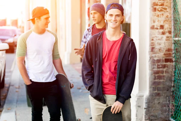 Adolescentes caminando por la calle en el día de verano —  Fotos de Stock