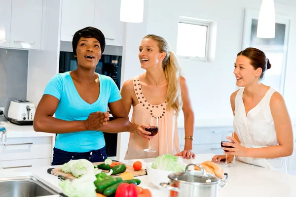 Junge Freundinnen in der Küche — Stockfoto