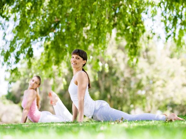 Jeunes femmes faisant de l'exercice dans le parc — Photo