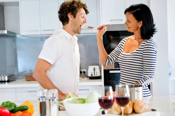 Pareja cocinando juntos en casa —  Fotos de Stock