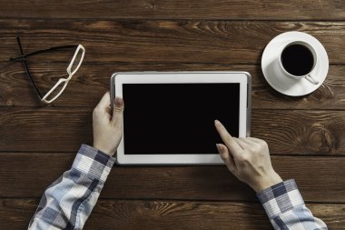 Tablet PC ile elinde boş perde