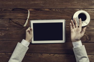 Tablet PC ile elinde boş perde