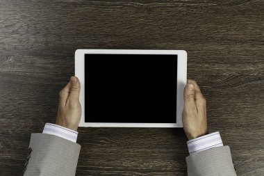 Tablet PC ile elinde boş perde