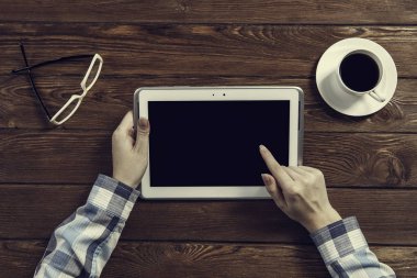 Tablet PC ile elinde boş perde