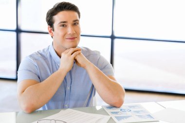 Ofiste rahat genç adam