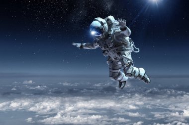 Bulutların üzerinde yüzen astronot
