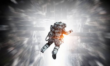 Astronot uzay giysisi içinde
