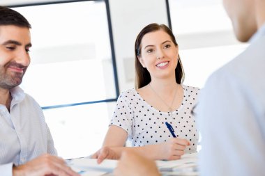 mutlu genç iş adamları bir toplantı grubu