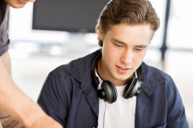 Mutlu genç adam tasarımcı çalışma