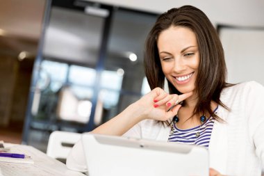 tablet pc ile gülümseyen kadın