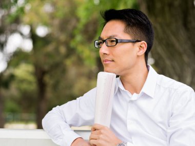 Parkta onun mola sırasında düşünme işadamı