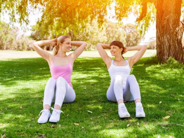 Genç kadın parkta egzersiz