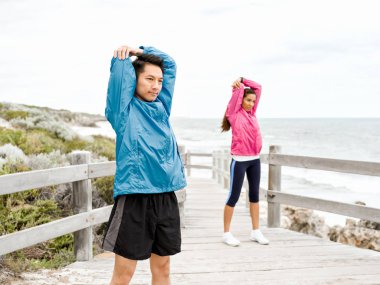 Egzersizleri yapıyor deniz kenarında genç Çift