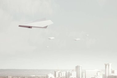 Origami uçak gökyüzünde uçan. Karışık teknik