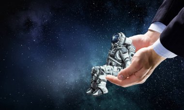 Spaceman erkek elinde. Karışık teknik