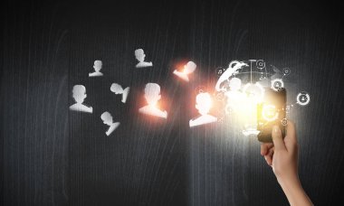 İnsanlar bağlanan cihazlar. Karışık teknik