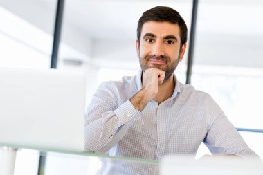 Ofisinde dalgın işadamı