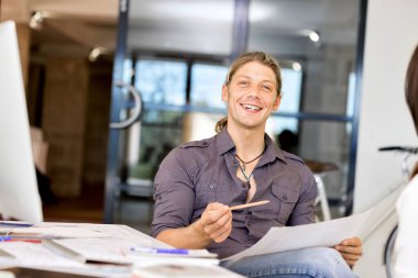 Ofiste rahat genç adam