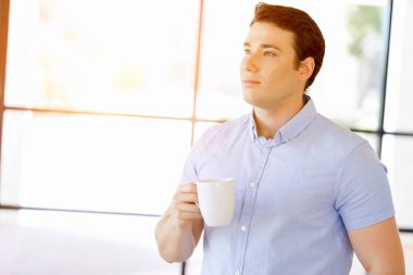 Ofiste bir kupa genç işadamı