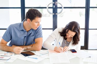 İki genç iş adamları Office görüntü