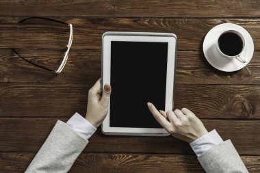 Tablet PC ile elinde boş perde