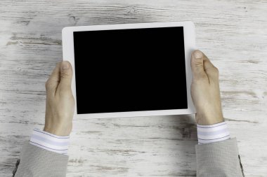 Tablet PC ile elinde boş perde