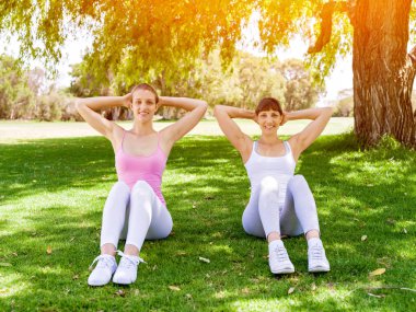 Genç kadın parkta egzersiz