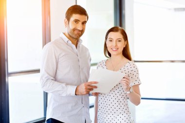İki genç iş adamları Office görüntü
