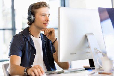 Kulaklıklar ile ofiste genç adam