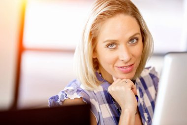 Mutlu girişimci veya serbest meslek sahibi bir ofis veya ev içinde