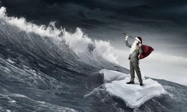 Santa letar efter vägen. Mixed media — Stockfoto