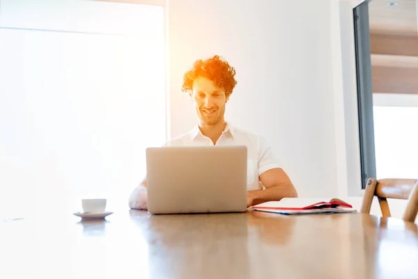 Mann arbeitet zu Hause am Laptop — Stockfoto