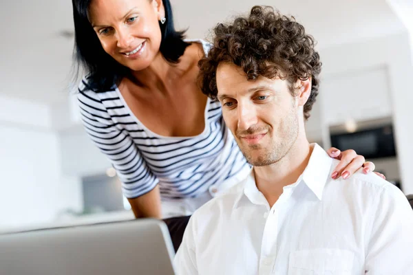 Casal em casa usando laptop — Fotografia de Stock