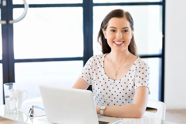 Porträtt av affärskvinna som arbetar på dator i office — Stockfoto