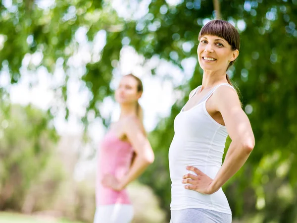 Mujeres jóvenes haciendo ejercicio en el parque — Foto de Stock