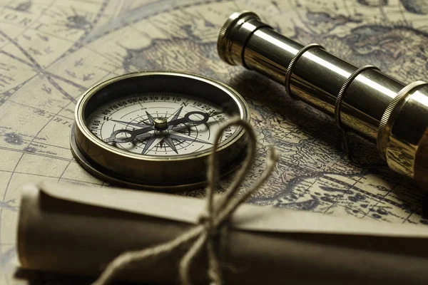 Ретро компас со старой картой и шпионским стеклом — стоковое фото