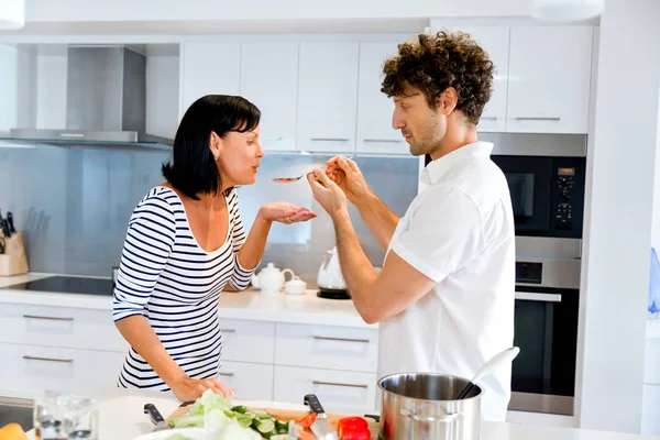 Pareja cocinando juntos en casa —  Fotos de Stock