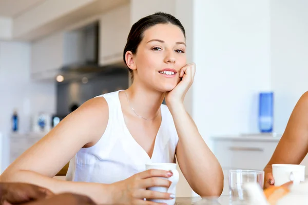 Wanita muda yang bahagia dengan secangkir teh atau kopi di rumah — Stok Foto