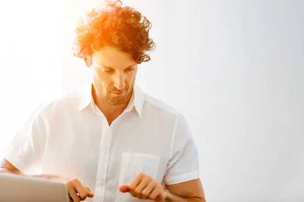 Man die thuis aan laptop werkt — Stockfoto