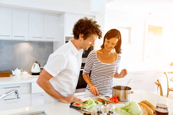 Casal cozinhar juntos em casa — Fotografia de Stock