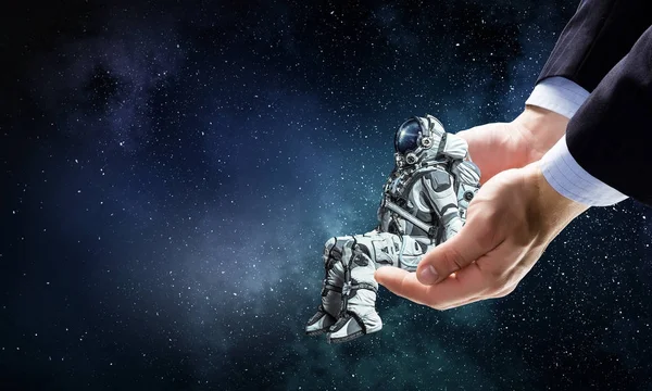 男性の手で宇宙飛行士。ミクスト メディア — ストック写真