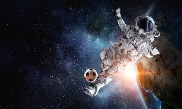 Astronaut spela fotbollsspel — Stockfoto