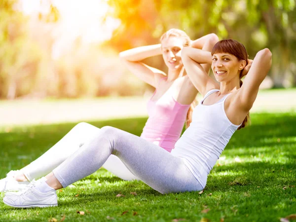 Mujeres jóvenes haciendo ejercicio en el parque —  Fotos de Stock