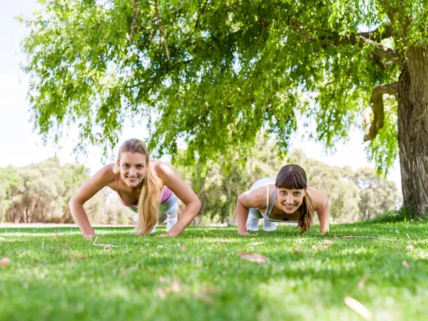 Junge Frauen beim Sport im Park — Stockfoto