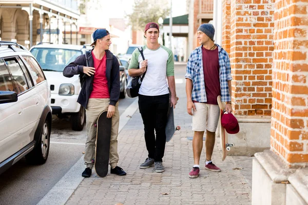 Jeugdvrienden lopen in de straat — Stockfoto